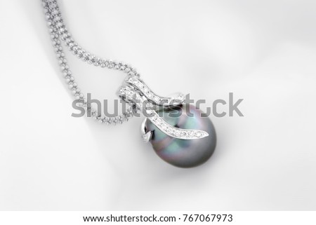 White gold pendant with tahitian pearl and diamonds
