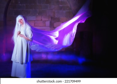 Fantasma de cabello blanco en un castillo con su vestido al viento