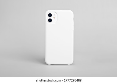 Белый iPhone 11 изолирован на сером фоне, макет корпуса телефона, вид сзади смартфона
