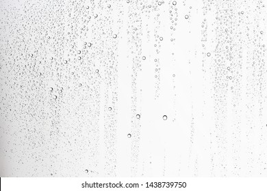 weißer, isolierter Hintergrund Wassertropfen auf dem Glas / feuchtes Glas mit Splash und Tropfen Wasser und Kalk, Textur Herbsthintergrund