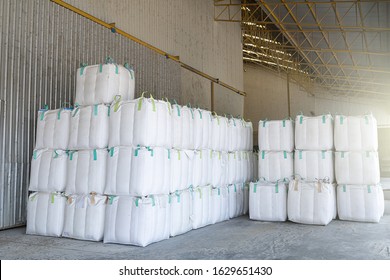 White Jumbo bags of rice Is a rice storage system And easy to transport and count.