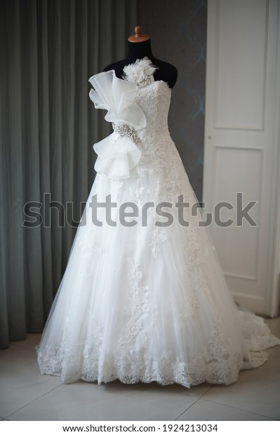 white A line wedding\
dress