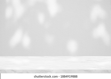 Weißer Marmortisch mit Bokeh-Schatten aus Baumwolle auf türkisem Hintergrund, geeignet für den Hintergrund der Produktpräsentation, Anzeige und Aufziehen.