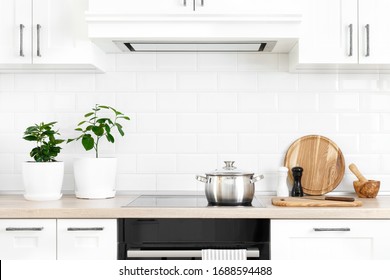 Weiße, moderne Küche mit Holztäfelung und Küchengeschirr, kulinarisches Konzept, Hintergrund