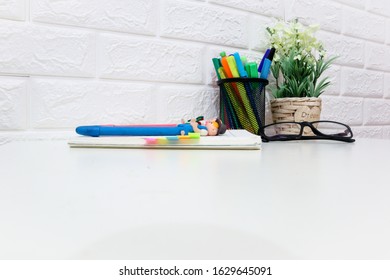 White office desk table with post-it note.