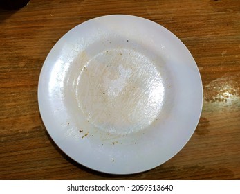 The White Oily Plate After Finishing Eat Some Food