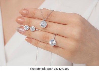 White outfit ladies hand diamond jewelry set with round stone