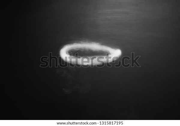 Кольцами облаками там и тут. Кольца дыма в воздухе. Летающие кольца дыма. Кольца дыма в воздухе, Audi. Летающий объект в виде кольца дыма.