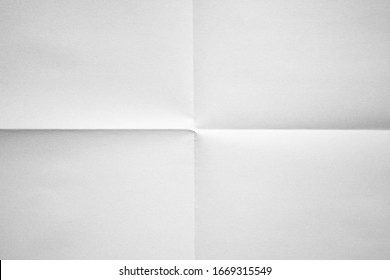 Kertas putih dilipat dalam empat fraksi latar belakang