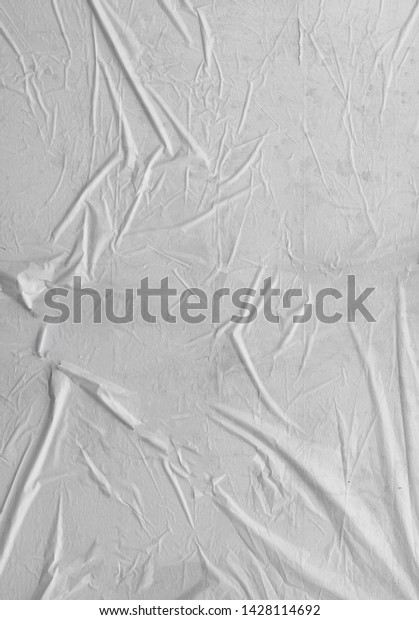 白い紙の破れた表面 白い折り目の付いた皺のあるポスターグランジテクスチャの表面の背景 テキスト用の空白 の写真素材 今すぐ編集