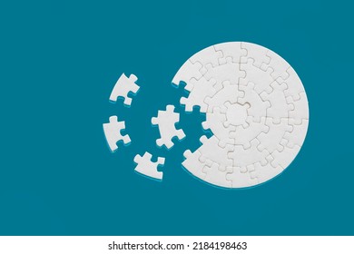 Weißer Teil von Puzzleteilen auf blauem Hintergrund. Problemlösungskonzepte, Geschäftserfolg, Teamwork, unvollständiges Spielteam, Texturfoto mit Platz für Text