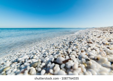 weißer Kies und türkisfarbenes Meer am Strand von Le Saline, Sardinien