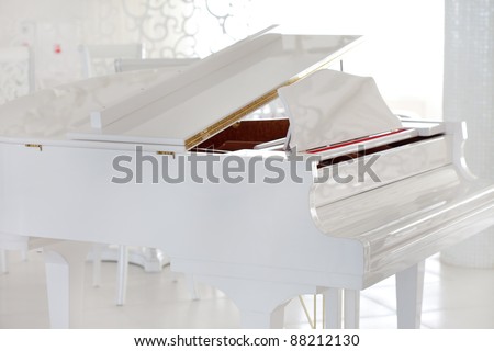 piano white go