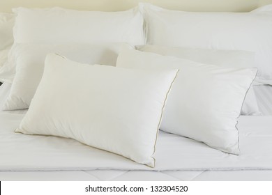 446,031 White bed pillows Images, Stock Photos & Vectors | Shutterstock