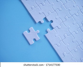 white puzzle paper on the blue background