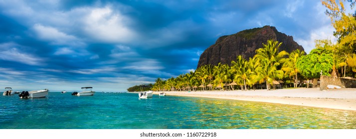 447 Le Morne Brabant Peninsula Images, Stock Photos & Vectors 