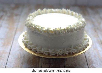 White Simple Cake 