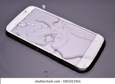 450 Cell phone underwater Images, Stock Photos & Vectors | Shutterstock