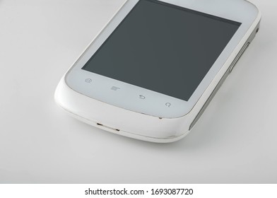 Weißes Smartphone mit Touchknöpfen und Symbolen mit schwarzem Bildschirm. Auf weißem Hintergrund