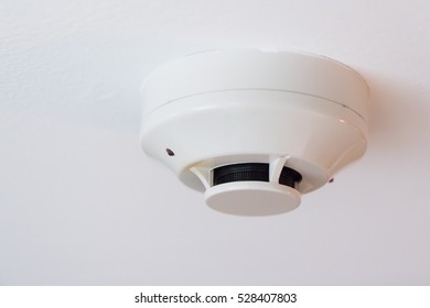 smoke detector on ceiling