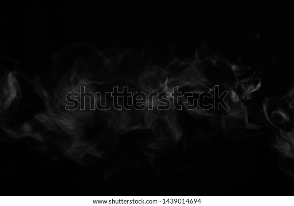 固体のスーパーブラック背景に白い煙のオーバーレイ効果 自然のモーションのスモーキー蒸気波の抽象的環境汚染 雲 たばこ ガス ドライアイス 化学 工場 およびゴーストのコンセプト の写真素材 今すぐ編集