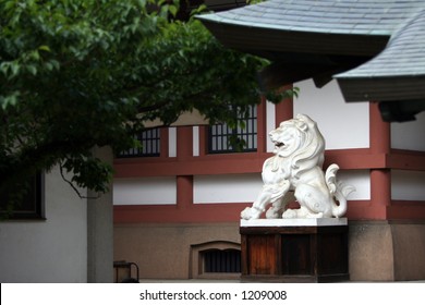 White statue of the lion