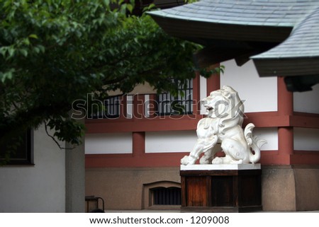 White statue of the lion