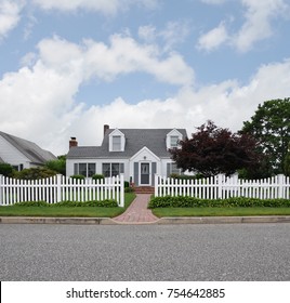 11,236 House White Picket Fence Images, Stock Photos & Vectors ...