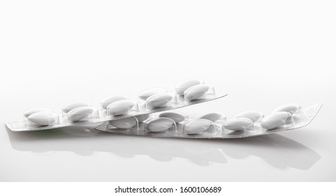 Weiße Tabletten in Blisterpackung auf weißem Hintergrund. Weltweites Gesundheitskonzept. Resistenz gegen Antibiotika. Antimikrobielle Kapseln. Pharmaindustrie. Apotheke.