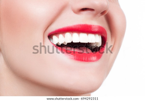 白い歯と赤い唇 美白後の完璧な女性の笑顔 歯の治療と歯の白化 の写真素材 今すぐ編集