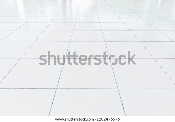 白いタイルの床のクリーンな状態と 背景にグリッド線付き の写真素材 今すぐ編集