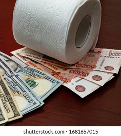 Weißes Toilettenpapier auf dem Tisch mit Geld