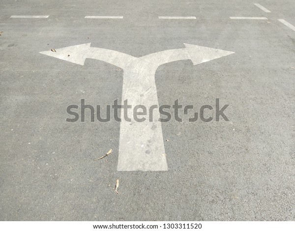 White traffic
signs turn left or right on the road surface, left and right turns
are allowed from this
lane.