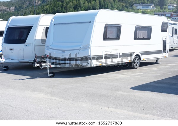 white trailer houses are in the parking lot,\
the theme of travel and\
tourism\
