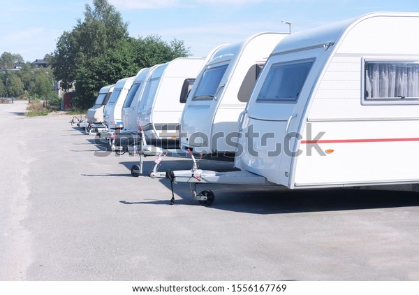 white trailer houses are in the parking lot,\
the theme of travel and\
tourism\
