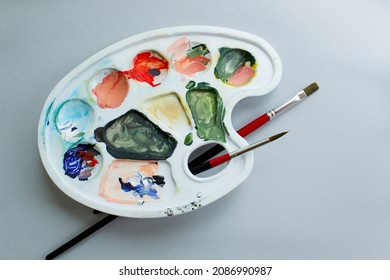 White Used Plastic Acrylic Paint Tray With Colors And Brushes Top View