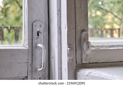 White Vintage Doorknob With Lock On Key