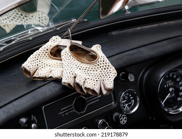 White Vintage Perforated Leather Gloves For The Vintage Car Race