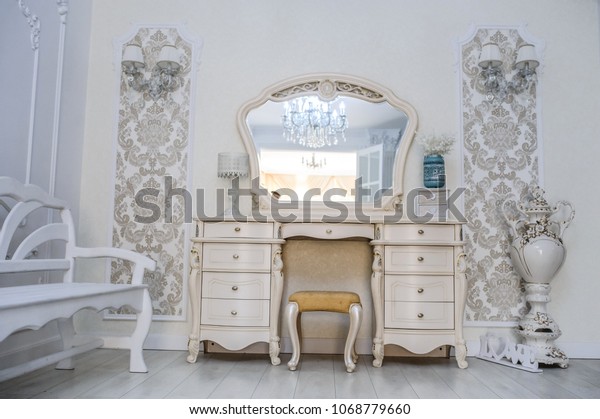 White Vintage Room Chair Mirror Makeup Stockfoto Jetzt Bearbeiten