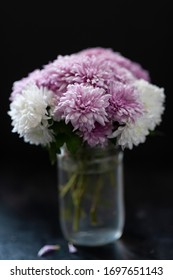 Chrysantemums blancs et violets dans un vase