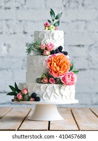 Белый свадебный торт с цветами и черникой