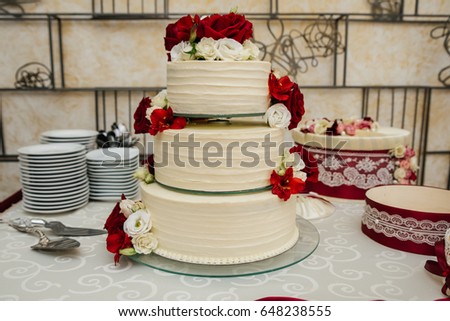 White wedding cake with flowers and blueberries