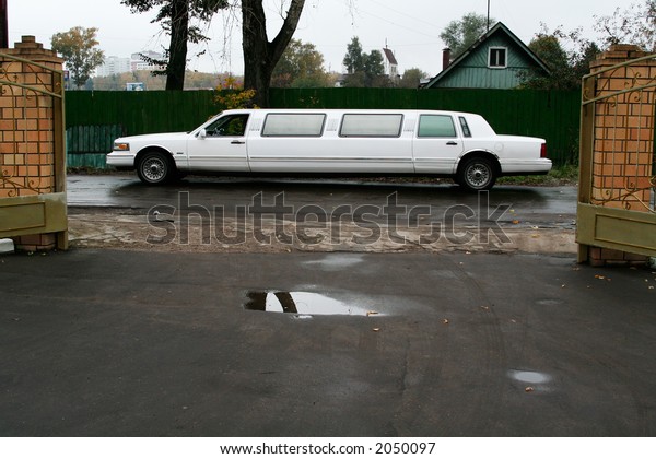 White wedding\
limousine