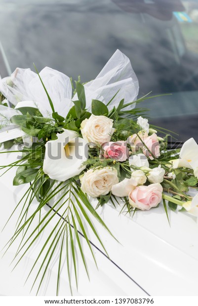 white\
wedding limousine with flower decoration close\
up