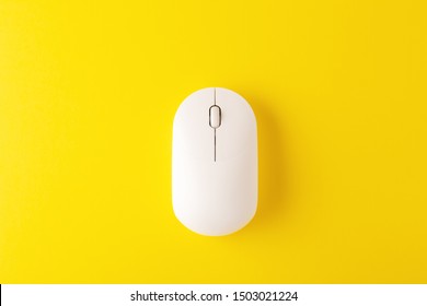 Белая беспроводная мышь на желтом фоне, минимальная, flatlay