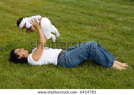 Eine weiße Frau mit einem schwarzen Baby.