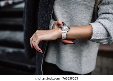 relógio de pulso feminino branco na mão da menina
