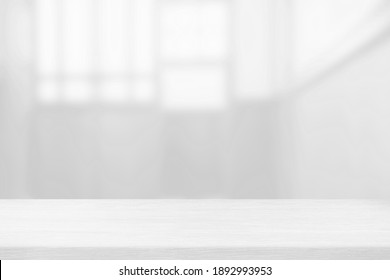 Weißer Holztisch mit unscharfem japanischem Restaurant-Hintergrund, geeignet für Produktanzeige und Geschäftskonzept.