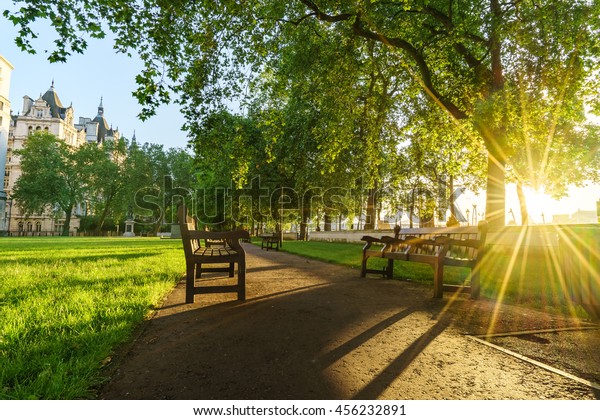 英国ロンドンの日の出のときのホワイトホール庭園 の写真素材 今すぐ編集