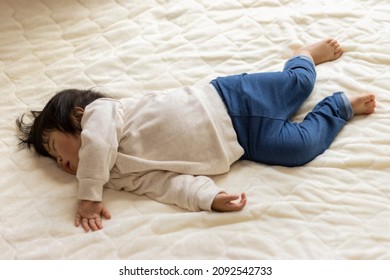 The Whole Body Of A Baby Taking A Nap On A Futon (1 Year And 5 Months Old, Japanese, Girl)